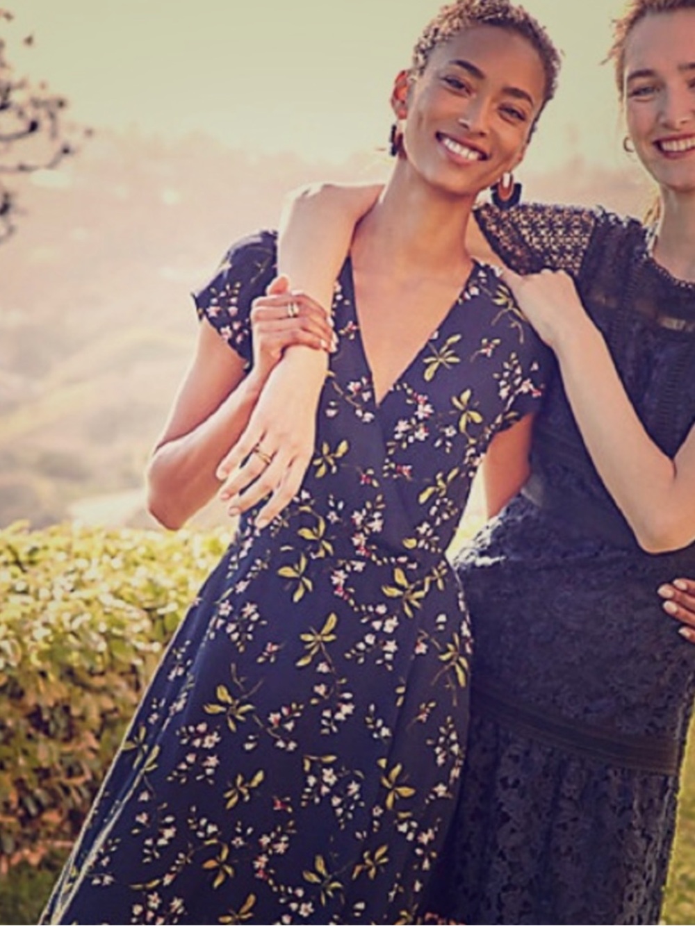 Ann Taylor size 4 Navy Floral V-Neck Short Sleeve Midi Dress